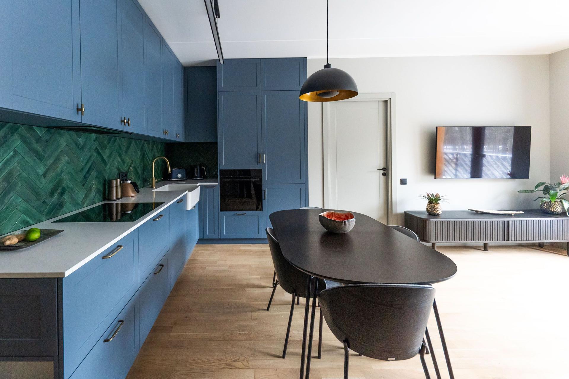 Virtuve ar krāsotām rāmju fasādēm