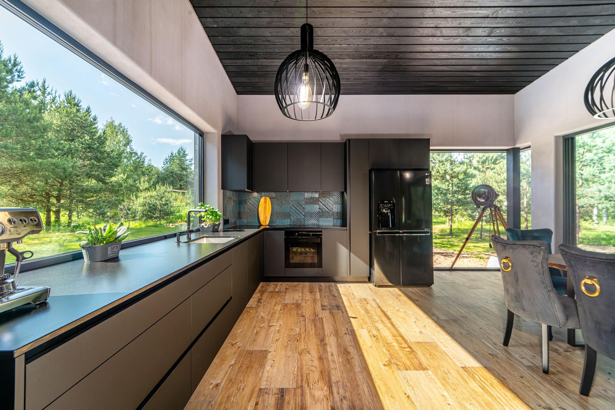 VIRTUVE AR FENIX FASĀDĒM UN KVARCA VIRSMU PRIVĀTMĀJAI ĀDAŽOS 11.jpg