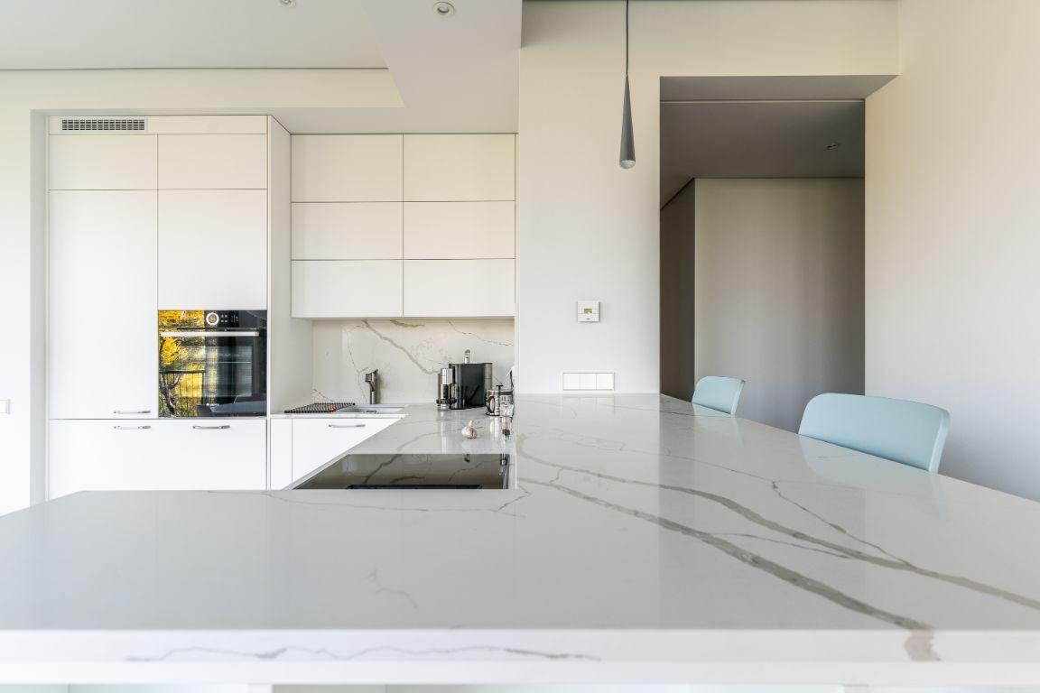 virtuve-ar-calacatta-kvarca-akmens-darba-virsmu_6.jpg